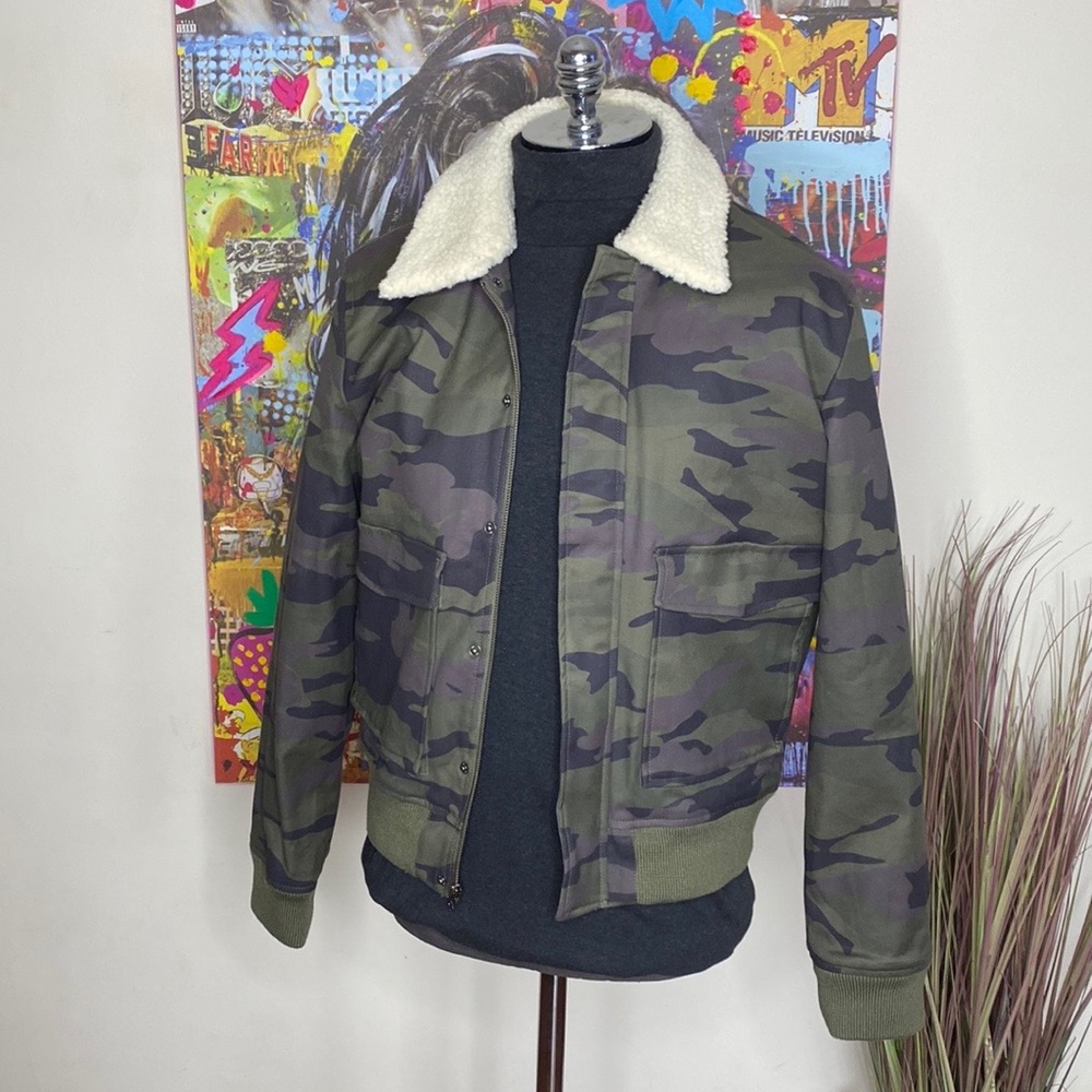 Mills supply Men’s Camo jacket w/ removable Sherpa collar. Sz. XL